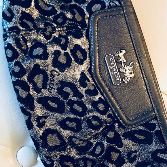 Coach Handbags - Coach wristlet 👛 great condition!
